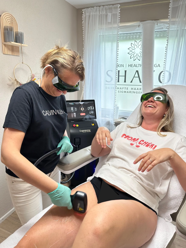 Glückliche Kundin während der Haarentfernung Laser Haarentfernung bei einer Frau